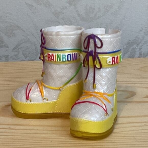 Rainbow High Sunny Madison Winter Break White Snow Boots Ski Shoes Quilted - Picture 1 of 4